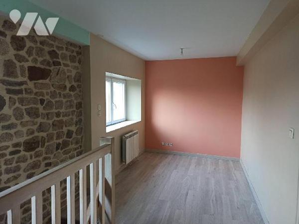 Au coeur du bourg à 5 minutes de Combourg.
Maison en pierres sous ardoises avec au RDC : Grand...