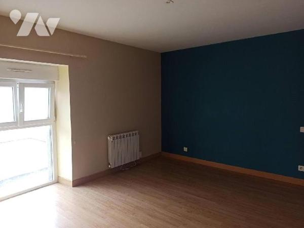 Au coeur du bourg à 5 minutes de Combourg.
Maison en pierres sous ardoises avec au RDC : Grand...