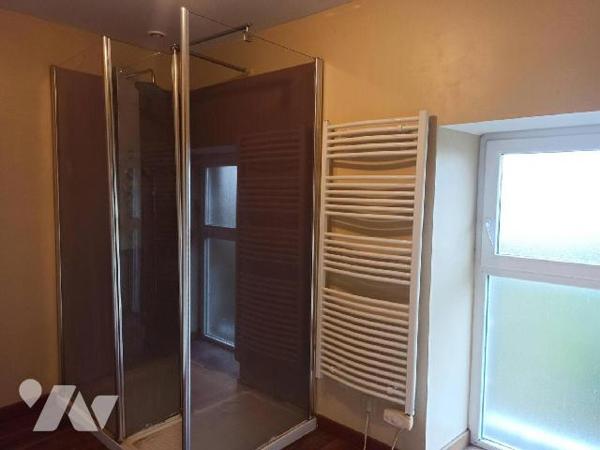 Au coeur du bourg à 5 minutes de Combourg.
Maison en pierres sous ardoises avec au RDC : Grand...