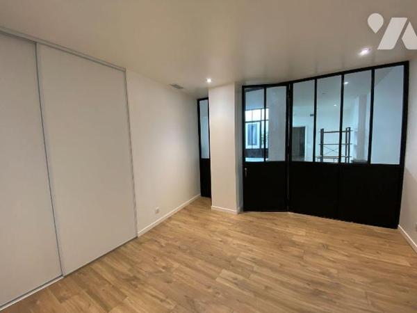 AURILLAC, quartier gare, appartement de plain-pied entièrement rénové dans un esprit loft, comp...