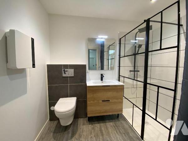 AURILLAC, quartier gare, appartement de plain-pied entièrement rénové dans un esprit loft, comp...