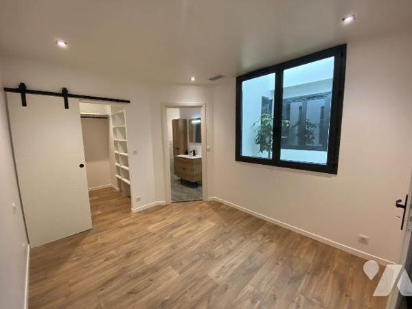 AURILLAC, quartier gare, appartement de plain-pied entièrement rénové dans un esprit loft, comp...