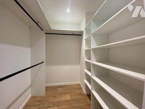 AURILLAC, quartier gare, appartement de plain-pied entièrement rénové dans un esprit loft, comp...