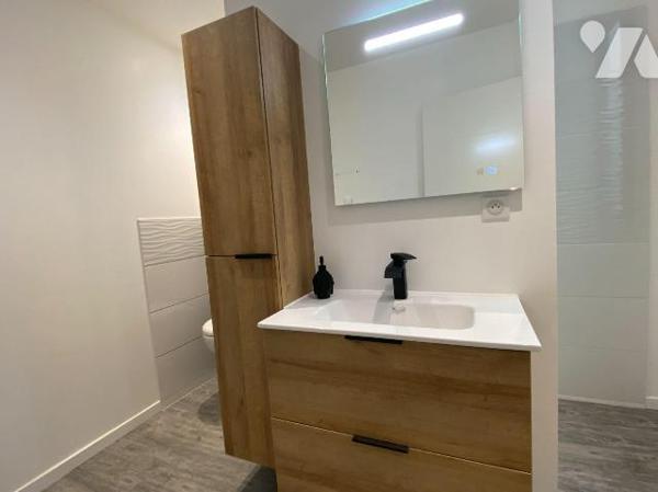 AURILLAC, quartier gare, appartement de plain-pied entièrement rénové dans un esprit loft, comp...