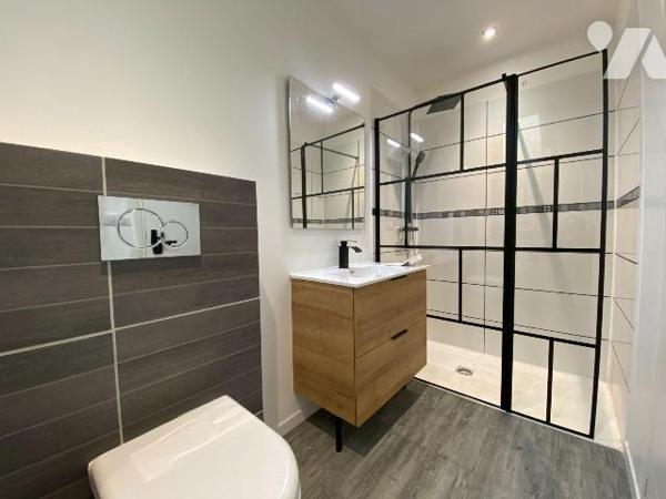 AURILLAC, quartier gare, appartement de plain-pied entièrement rénové dans un esprit loft, comp...