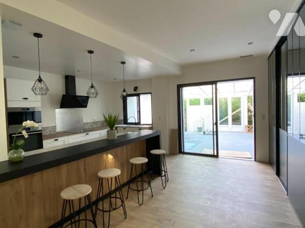AURILLAC, quartier gare, appartement de plain-pied entièrement rénové dans un esprit loft, comp...