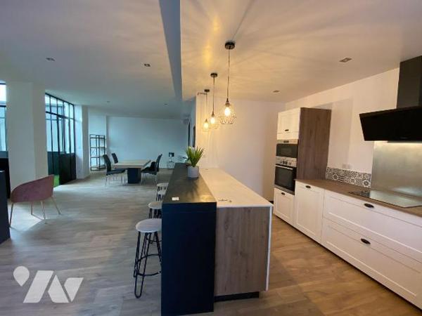 AURILLAC, quartier gare, appartement de plain-pied entièrement rénové dans un esprit loft, comp...