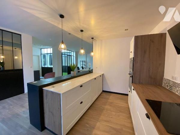 AURILLAC, quartier gare, appartement de plain-pied entièrement rénové dans un esprit loft, comp...