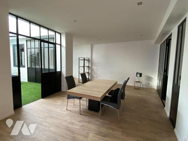 AURILLAC, quartier gare, appartement de plain-pied entièrement rénové dans un esprit loft, comp...