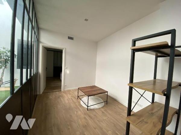 AURILLAC, quartier gare, appartement de plain-pied entièrement rénové dans un esprit loft, comp...