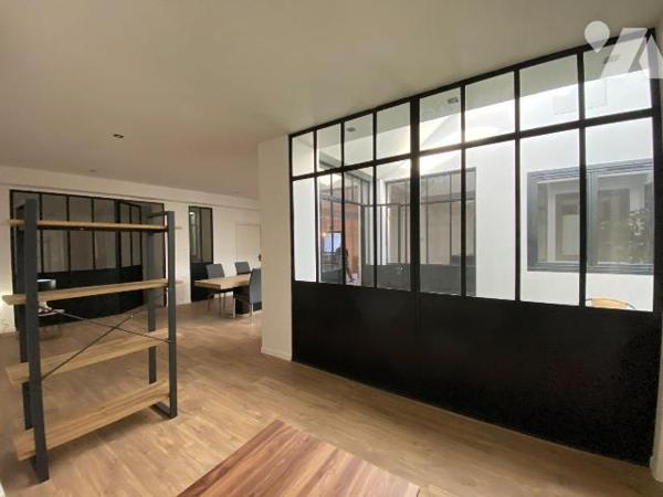 AURILLAC, quartier gare, appartement de plain-pied entièrement rénové dans un esprit loft, comp...