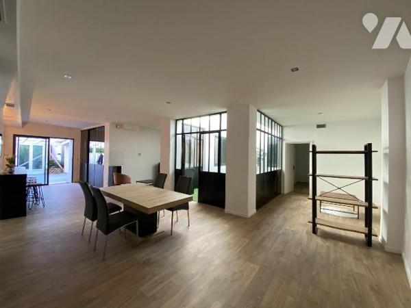 AURILLAC, quartier gare, appartement de plain-pied entièrement rénové dans un esprit loft, comp...
