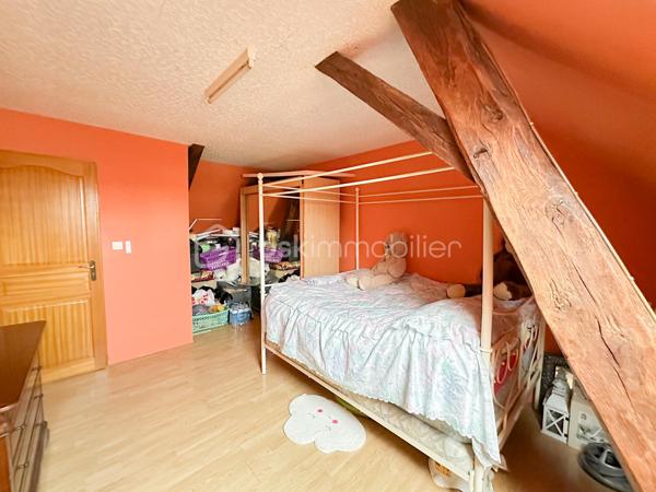 Découvrez cette authentique maison briarde, idéalement entre Mormant et Rozay-en-Brie, dans le village de Grandpuits Bailly Carrois. 
Avec ses 200 m², elle offre de très beaux volumes et de nombreuses possibilités d’aménagement.

Au rez-de-chaussée, vous trouverez une entrée, une cuisine équipée, un grand séjour de 47m² avec cheminée, une chambre, un bureau, une salle de bain et une véranda. 
À l’étage, un grand couloir dessert 2 salles d’eau et 6 autres chambres. 
Deux petites caves voûtées complètent cet ensemble sur un vaste terrain de 2800 m².

L’agencement de cette bâtisse permet d’accueillir confortablement une famille nombreuse, tout en offrant la possibilité de diviser les espaces pour créer des logements individuels. 


Points ++: 
Fenêtres en PVC double vitrage, 
Pompe à chaleur (réversible) et ballon thermodynamique récents 
Toiture revue en 2025


Contactez moi dès aujourd’hui pour organiser une visite et laissez-vous séduire par ce petit coin de paradis !