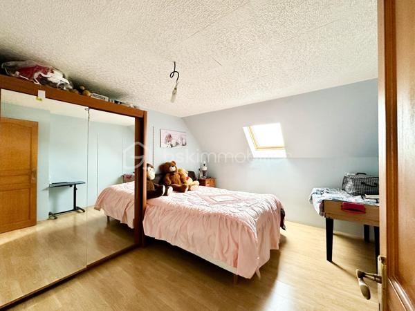 Découvrez cette authentique maison briarde, idéalement entre Mormant et Rozay-en-Brie, dans le village de Grandpuits Bailly Carrois. 
Avec ses 200 m², elle offre de très beaux volumes et de nombreuses possibilités d’aménagement.

Au rez-de-chaussée, vous trouverez une entrée, une cuisine équipée, un grand séjour de 47m² avec cheminée, une chambre, un bureau, une salle de bain et une véranda. 
À l’étage, un grand couloir dessert 2 salles d’eau et 6 autres chambres. 
Deux petites caves voûtées complètent cet ensemble sur un vaste terrain de 2800 m².

L’agencement de cette bâtisse permet d’accueillir confortablement une famille nombreuse, tout en offrant la possibilité de diviser les espaces pour créer des logements individuels. 


Points ++: 
Fenêtres en PVC double vitrage, 
Pompe à chaleur (réversible) et ballon thermodynamique récents 
Toiture revue en 2025


Contactez moi dès aujourd’hui pour organiser une visite et laissez-vous séduire par ce petit coin de paradis !