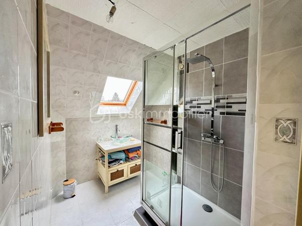 Découvrez cette authentique maison briarde, idéalement entre Mormant et Rozay-en-Brie, dans le village de Grandpuits Bailly Carrois. 
Avec ses 200 m², elle offre de très beaux volumes et de nombreuses possibilités d’aménagement.

Au rez-de-chaussée, vous trouverez une entrée, une cuisine équipée, un grand séjour de 47m² avec cheminée, une chambre, un bureau, une salle de bain et une véranda. 
À l’étage, un grand couloir dessert 2 salles d’eau et 6 autres chambres. 
Deux petites caves voûtées complètent cet ensemble sur un vaste terrain de 2800 m².

L’agencement de cette bâtisse permet d’accueillir confortablement une famille nombreuse, tout en offrant la possibilité de diviser les espaces pour créer des logements individuels. 


Points ++: 
Fenêtres en PVC double vitrage, 
Pompe à chaleur (réversible) et ballon thermodynamique récents 
Toiture revue en 2025


Contactez moi dès aujourd’hui pour organiser une visite et laissez-vous séduire par ce petit coin de paradis !