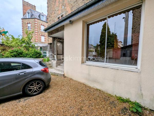 Exclusivité - Yann REMARS BSK Immobilier - Découvrez cet appartement spacieux de 77 m² situé au rez-de-chaussée d'un immeuble de petite copropriété. Implanté dans un quartier vivant, ce bien offre un cadre de confort urbain, avec un extérieur en jouissance privative et à proximité des commerces.

Ce bien en Rez-de-chaussée comporte : 
Une pièce de vie spacieuse, une cuisine semi ouverte, placard de rangement
Un couloir pour l'espace nuit avec 2 chambres, une salle de bain avec une douche et baignoire, des WC séparés
Un espace extérieur avec une place de stationnement, petit espace jardin, un cabanon de stockage spacieux pour les 2 roues et matériels divers.
2 caves

Double vitrage, chauffage gaz de ville.
Idéal pour résidence principale, investissement locatif, touristique AirBnb

Les plus : emplacement, accès à pieds commerce et école, proximité, RDC, ...