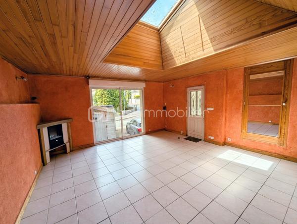Exclusivité - Yann REMARS BSK Immobilier - Découvrez cet appartement spacieux de 77 m² situé au rez-de-chaussée d'un immeuble de petite copropriété. Implanté dans un quartier vivant, ce bien offre un cadre de confort urbain, avec un extérieur en jouissance privative et à proximité des commerces.

Ce bien en Rez-de-chaussée comporte : 
Une pièce de vie spacieuse, une cuisine semi ouverte, placard de rangement
Un couloir pour l'espace nuit avec 2 chambres, une salle de bain avec une douche et baignoire, des WC séparés
Un espace extérieur avec une place de stationnement, petit espace jardin, un cabanon de stockage spacieux pour les 2 roues et matériels divers.
2 caves

Double vitrage, chauffage gaz de ville.
Idéal pour résidence principale, investissement locatif, touristique AirBnb

Les plus : emplacement, accès à pieds commerce et école, proximité, RDC, ...