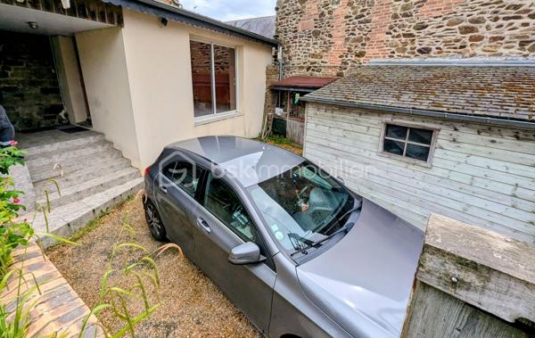 Exclusivité - Yann REMARS BSK Immobilier - Découvrez cet appartement spacieux de 77 m² situé au rez-de-chaussée d'un immeuble de petite copropriété. Implanté dans un quartier vivant, ce bien offre un cadre de confort urbain, avec un extérieur en jouissance privative et à proximité des commerces.

Ce bien en Rez-de-chaussée comporte : 
Une pièce de vie spacieuse, une cuisine semi ouverte, placard de rangement
Un couloir pour l'espace nuit avec 2 chambres, une salle de bain avec une douche et baignoire, des WC séparés
Un espace extérieur avec une place de stationnement, petit espace jardin, un cabanon de stockage spacieux pour les 2 roues et matériels divers.
2 caves

Double vitrage, chauffage gaz de ville.
Idéal pour résidence principale, investissement locatif, touristique AirBnb

Les plus : emplacement, accès à pieds commerce et école, proximité, RDC, ...