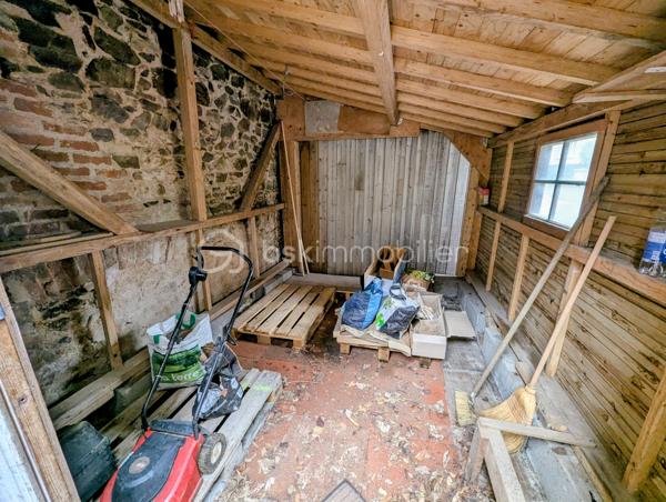 Exclusivité - Yann REMARS BSK Immobilier - Découvrez cet appartement spacieux de 77 m² situé au rez-de-chaussée d'un immeuble de petite copropriété. Implanté dans un quartier vivant, ce bien offre un cadre de confort urbain, avec un extérieur en jouissance privative et à proximité des commerces.

Ce bien en Rez-de-chaussée comporte : 
Une pièce de vie spacieuse, une cuisine semi ouverte, placard de rangement
Un couloir pour l'espace nuit avec 2 chambres, une salle de bain avec une douche et baignoire, des WC séparés
Un espace extérieur avec une place de stationnement, petit espace jardin, un cabanon de stockage spacieux pour les 2 roues et matériels divers.
2 caves

Double vitrage, chauffage gaz de ville.
Idéal pour résidence principale, investissement locatif, touristique AirBnb

Les plus : emplacement, accès à pieds commerce et école, proximité, RDC, ...