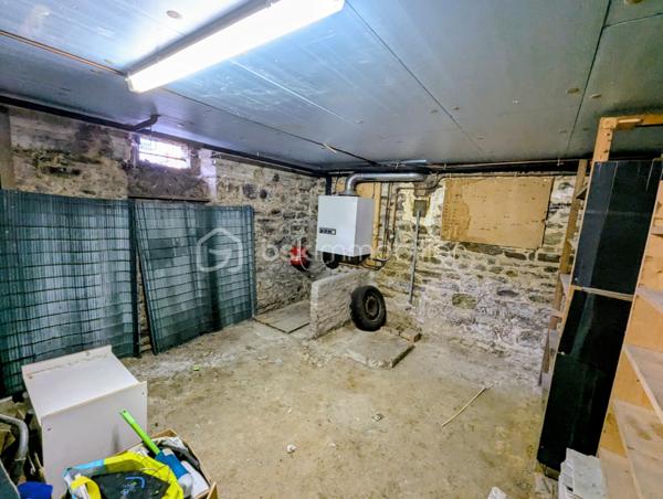 Exclusivité - Yann REMARS BSK Immobilier - Découvrez cet appartement spacieux de 77 m² situé au rez-de-chaussée d'un immeuble de petite copropriété. Implanté dans un quartier vivant, ce bien offre un cadre de confort urbain, avec un extérieur en jouissance privative et à proximité des commerces.

Ce bien en Rez-de-chaussée comporte : 
Une pièce de vie spacieuse, une cuisine semi ouverte, placard de rangement
Un couloir pour l'espace nuit avec 2 chambres, une salle de bain avec une douche et baignoire, des WC séparés
Un espace extérieur avec une place de stationnement, petit espace jardin, un cabanon de stockage spacieux pour les 2 roues et matériels divers.
2 caves

Double vitrage, chauffage gaz de ville.
Idéal pour résidence principale, investissement locatif, touristique AirBnb

Les plus : emplacement, accès à pieds commerce et école, proximité, RDC, ...