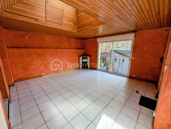 Exclusivité - Yann REMARS BSK Immobilier - Découvrez cet appartement spacieux de 77 m² situé au rez-de-chaussée d'un immeuble de petite copropriété. Implanté dans un quartier vivant, ce bien offre un cadre de confort urbain, avec un extérieur en jouissance privative et à proximité des commerces.

Ce bien en Rez-de-chaussée comporte : 
Une pièce de vie spacieuse, une cuisine semi ouverte, placard de rangement
Un couloir pour l'espace nuit avec 2 chambres, une salle de bain avec une douche et baignoire, des WC séparés
Un espace extérieur avec une place de stationnement, petit espace jardin, un cabanon de stockage spacieux pour les 2 roues et matériels divers.
2 caves

Double vitrage, chauffage gaz de ville.
Idéal pour résidence principale, investissement locatif, touristique AirBnb

Les plus : emplacement, accès à pieds commerce et école, proximité, RDC, ...