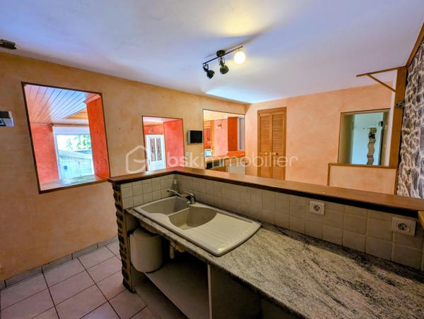 Exclusivité - Yann REMARS BSK Immobilier - Découvrez cet appartement spacieux de 77 m² situé au rez-de-chaussée d'un immeuble de petite copropriété. Implanté dans un quartier vivant, ce bien offre un cadre de confort urbain, avec un extérieur en jouissance privative et à proximité des commerces.

Ce bien en Rez-de-chaussée comporte : 
Une pièce de vie spacieuse, une cuisine semi ouverte, placard de rangement
Un couloir pour l'espace nuit avec 2 chambres, une salle de bain avec une douche et baignoire, des WC séparés
Un espace extérieur avec une place de stationnement, petit espace jardin, un cabanon de stockage spacieux pour les 2 roues et matériels divers.
2 caves

Double vitrage, chauffage gaz de ville.
Idéal pour résidence principale, investissement locatif, touristique AirBnb

Les plus : emplacement, accès à pieds commerce et école, proximité, RDC, ...