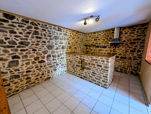 Exclusivité - Yann REMARS BSK Immobilier - Découvrez cet appartement spacieux de 77 m² situé au rez-de-chaussée d'un immeuble de petite copropriété. Implanté dans un quartier vivant, ce bien offre un cadre de confort urbain, avec un extérieur en jouissance privative et à proximité des commerces.

Ce bien en Rez-de-chaussée comporte : 
Une pièce de vie spacieuse, une cuisine semi ouverte, placard de rangement
Un couloir pour l'espace nuit avec 2 chambres, une salle de bain avec une douche et baignoire, des WC séparés
Un espace extérieur avec une place de stationnement, petit espace jardin, un cabanon de stockage spacieux pour les 2 roues et matériels divers.
2 caves

Double vitrage, chauffage gaz de ville.
Idéal pour résidence principale, investissement locatif, touristique AirBnb

Les plus : emplacement, accès à pieds commerce et école, proximité, RDC, ...