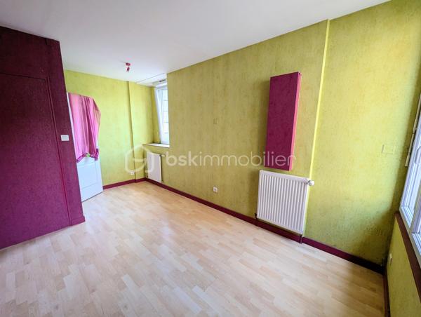Exclusivité - Yann REMARS BSK Immobilier - Découvrez cet appartement spacieux de 77 m² situé au rez-de-chaussée d'un immeuble de petite copropriété. Implanté dans un quartier vivant, ce bien offre un cadre de confort urbain, avec un extérieur en jouissance privative et à proximité des commerces.

Ce bien en Rez-de-chaussée comporte : 
Une pièce de vie spacieuse, une cuisine semi ouverte, placard de rangement
Un couloir pour l'espace nuit avec 2 chambres, une salle de bain avec une douche et baignoire, des WC séparés
Un espace extérieur avec une place de stationnement, petit espace jardin, un cabanon de stockage spacieux pour les 2 roues et matériels divers.
2 caves

Double vitrage, chauffage gaz de ville.
Idéal pour résidence principale, investissement locatif, touristique AirBnb

Les plus : emplacement, accès à pieds commerce et école, proximité, RDC, ...