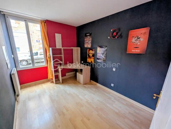 Exclusivité - Yann REMARS BSK Immobilier - Découvrez cet appartement spacieux de 77 m² situé au rez-de-chaussée d'un immeuble de petite copropriété. Implanté dans un quartier vivant, ce bien offre un cadre de confort urbain, avec un extérieur en jouissance privative et à proximité des commerces.

Ce bien en Rez-de-chaussée comporte : 
Une pièce de vie spacieuse, une cuisine semi ouverte, placard de rangement
Un couloir pour l'espace nuit avec 2 chambres, une salle de bain avec une douche et baignoire, des WC séparés
Un espace extérieur avec une place de stationnement, petit espace jardin, un cabanon de stockage spacieux pour les 2 roues et matériels divers.
2 caves

Double vitrage, chauffage gaz de ville.
Idéal pour résidence principale, investissement locatif, touristique AirBnb

Les plus : emplacement, accès à pieds commerce et école, proximité, RDC, ...