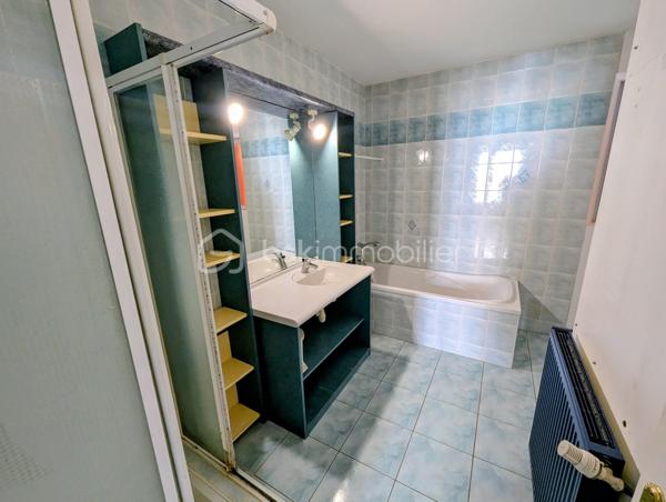 Exclusivité - Yann REMARS BSK Immobilier - Découvrez cet appartement spacieux de 77 m² situé au rez-de-chaussée d'un immeuble de petite copropriété. Implanté dans un quartier vivant, ce bien offre un cadre de confort urbain, avec un extérieur en jouissance privative et à proximité des commerces.

Ce bien en Rez-de-chaussée comporte : 
Une pièce de vie spacieuse, une cuisine semi ouverte, placard de rangement
Un couloir pour l'espace nuit avec 2 chambres, une salle de bain avec une douche et baignoire, des WC séparés
Un espace extérieur avec une place de stationnement, petit espace jardin, un cabanon de stockage spacieux pour les 2 roues et matériels divers.
2 caves

Double vitrage, chauffage gaz de ville.
Idéal pour résidence principale, investissement locatif, touristique AirBnb

Les plus : emplacement, accès à pieds commerce et école, proximité, RDC, ...