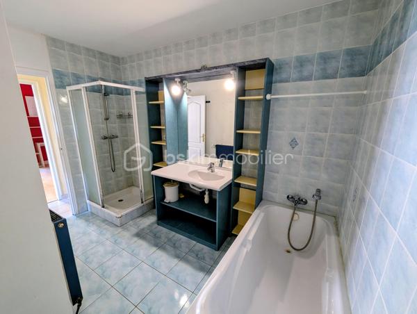 Exclusivité - Yann REMARS BSK Immobilier - Découvrez cet appartement spacieux de 77 m² situé au rez-de-chaussée d'un immeuble de petite copropriété. Implanté dans un quartier vivant, ce bien offre un cadre de confort urbain, avec un extérieur en jouissance privative et à proximité des commerces.

Ce bien en Rez-de-chaussée comporte : 
Une pièce de vie spacieuse, une cuisine semi ouverte, placard de rangement
Un couloir pour l'espace nuit avec 2 chambres, une salle de bain avec une douche et baignoire, des WC séparés
Un espace extérieur avec une place de stationnement, petit espace jardin, un cabanon de stockage spacieux pour les 2 roues et matériels divers.
2 caves

Double vitrage, chauffage gaz de ville.
Idéal pour résidence principale, investissement locatif, touristique AirBnb

Les plus : emplacement, accès à pieds commerce et école, proximité, RDC, ...