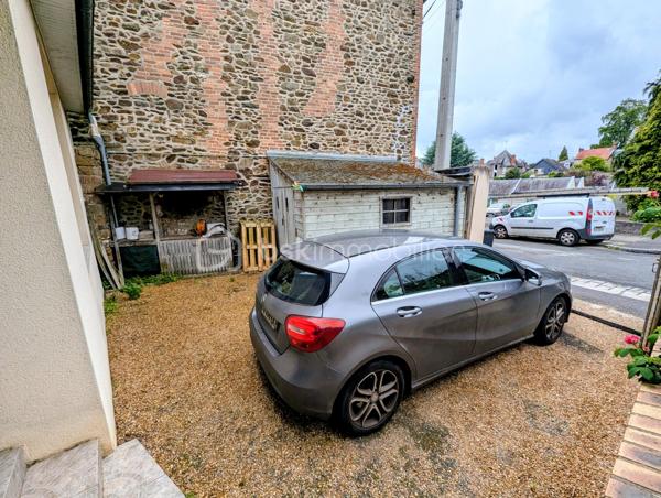 Exclusivité - Yann REMARS BSK Immobilier - Découvrez cet appartement spacieux de 77 m² situé au rez-de-chaussée d'un immeuble de petite copropriété. Implanté dans un quartier vivant, ce bien offre un cadre de confort urbain, avec un extérieur en jouissance privative et à proximité des commerces.

Ce bien en Rez-de-chaussée comporte : 
Une pièce de vie spacieuse, une cuisine semi ouverte, placard de rangement
Un couloir pour l'espace nuit avec 2 chambres, une salle de bain avec une douche et baignoire, des WC séparés
Un espace extérieur avec une place de stationnement, petit espace jardin, un cabanon de stockage spacieux pour les 2 roues et matériels divers.
2 caves

Double vitrage, chauffage gaz de ville.
Idéal pour résidence principale, investissement locatif, touristique AirBnb

Les plus : emplacement, accès à pieds commerce et école, proximité, RDC, ...