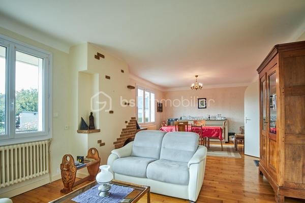 Située au coeur d'Etables-sur-Mer, venez découvrir cette belle maison idéalement située avec toutes les commodités et la plage accessibles à pied.

Implantée sur un terrain arboré de plus de 1300m2, cette maison sur sous-sol total vous offre une vie de plain pied avec au rez-de-chaussée : une entrée desservant un salon/salle à manger avec cheminée et accès à un balcon/terrasse exposé Sud, une cuisine indépendante aménagée et équipée, 3 chambres dont une avec salle d'eau privative, une salle de bain et un WC indépendant.
A l'étage, un couloir dessert 2 chambres, une salle d'eau avec WC et un grand grenier aménageable déjà isolé, vous offrant un potentiel d'agrandissement de près de 30m2 habitables supplémentaires.

Le sous-sol semi-enterré, quant à lui, vous permettra de stationner vos véhicules et vous offrira une très grande capacité de stockage avec sa cave, sa buanderie et sa chaufferie.

Equipements de la maison : raccord au tout à l'égout, portail électrique, fenêtres PVC double vitrage au RDC, tableau électrique récent, pignon nord isolé par l'extérieur, isolation du plancher du RDC par le sous-sol, isolation des combles, chaudière fioul pouvant être facilement remplacée par une pompe à chaleur si vous souhaitez optimiser la performance énergétique.

Pour toute information supplémentaire ou prise de rendez-vous, n'hésitez pas à me contacter : Marion BARBEY - 06 89 29 41 54