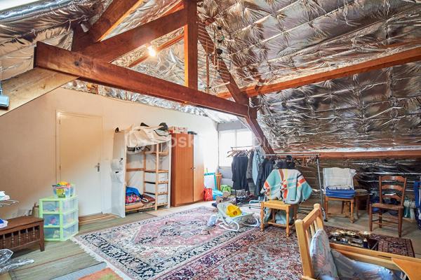 Située au coeur d'Etables-sur-Mer, venez découvrir cette belle maison idéalement située avec toutes les commodités et la plage accessibles à pied.

Implantée sur un terrain arboré de plus de 1300m2, cette maison sur sous-sol total vous offre une vie de plain pied avec au rez-de-chaussée : une entrée desservant un salon/salle à manger avec cheminée et accès à un balcon/terrasse exposé Sud, une cuisine indépendante aménagée et équipée, 3 chambres dont une avec salle d'eau privative, une salle de bain et un WC indépendant.
A l'étage, un couloir dessert 2 chambres, une salle d'eau avec WC et un grand grenier aménageable déjà isolé, vous offrant un potentiel d'agrandissement de près de 30m2 habitables supplémentaires.

Le sous-sol semi-enterré, quant à lui, vous permettra de stationner vos véhicules et vous offrira une très grande capacité de stockage avec sa cave, sa buanderie et sa chaufferie.

Equipements de la maison : raccord au tout à l'égout, portail électrique, fenêtres PVC double vitrage au RDC, tableau électrique récent, pignon nord isolé par l'extérieur, isolation du plancher du RDC par le sous-sol, isolation des combles, chaudière fioul pouvant être facilement remplacée par une pompe à chaleur si vous souhaitez optimiser la performance énergétique.

Pour toute information supplémentaire ou prise de rendez-vous, n'hésitez pas à me contacter : Marion BARBEY - 06 89 29 41 54