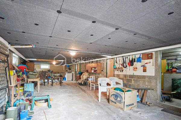 Située au coeur d'Etables-sur-Mer, venez découvrir cette belle maison idéalement située avec toutes les commodités et la plage accessibles à pied.

Implantée sur un terrain arboré de plus de 1300m2, cette maison sur sous-sol total vous offre une vie de plain pied avec au rez-de-chaussée : une entrée desservant un salon/salle à manger avec cheminée et accès à un balcon/terrasse exposé Sud, une cuisine indépendante aménagée et équipée, 3 chambres dont une avec salle d'eau privative, une salle de bain et un WC indépendant.
A l'étage, un couloir dessert 2 chambres, une salle d'eau avec WC et un grand grenier aménageable déjà isolé, vous offrant un potentiel d'agrandissement de près de 30m2 habitables supplémentaires.

Le sous-sol semi-enterré, quant à lui, vous permettra de stationner vos véhicules et vous offrira une très grande capacité de stockage avec sa cave, sa buanderie et sa chaufferie.

Equipements de la maison : raccord au tout à l'égout, portail électrique, fenêtres PVC double vitrage au RDC, tableau électrique récent, pignon nord isolé par l'extérieur, isolation du plancher du RDC par le sous-sol, isolation des combles, chaudière fioul pouvant être facilement remplacée par une pompe à chaleur si vous souhaitez optimiser la performance énergétique.

Pour toute information supplémentaire ou prise de rendez-vous, n'hésitez pas à me contacter : Marion BARBEY - 06 89 29 41 54