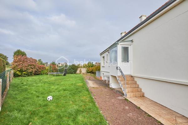 Située au coeur d'Etables-sur-Mer, venez découvrir cette belle maison idéalement située avec toutes les commodités et la plage accessibles à pied.

Implantée sur un terrain arboré de plus de 1300m2, cette maison sur sous-sol total vous offre une vie de plain pied avec au rez-de-chaussée : une entrée desservant un salon/salle à manger avec cheminée et accès à un balcon/terrasse exposé Sud, une cuisine indépendante aménagée et équipée, 3 chambres dont une avec salle d'eau privative, une salle de bain et un WC indépendant.
A l'étage, un couloir dessert 2 chambres, une salle d'eau avec WC et un grand grenier aménageable déjà isolé, vous offrant un potentiel d'agrandissement de près de 30m2 habitables supplémentaires.

Le sous-sol semi-enterré, quant à lui, vous permettra de stationner vos véhicules et vous offrira une très grande capacité de stockage avec sa cave, sa buanderie et sa chaufferie.

Equipements de la maison : raccord au tout à l'égout, portail électrique, fenêtres PVC double vitrage au RDC, tableau électrique récent, pignon nord isolé par l'extérieur, isolation du plancher du RDC par le sous-sol, isolation des combles, chaudière fioul pouvant être facilement remplacée par une pompe à chaleur si vous souhaitez optimiser la performance énergétique.

Pour toute information supplémentaire ou prise de rendez-vous, n'hésitez pas à me contacter : Marion BARBEY - 06 89 29 41 54