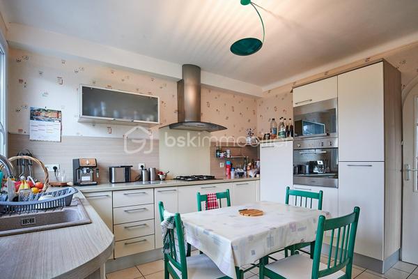Située au coeur d'Etables-sur-Mer, venez découvrir cette belle maison idéalement située avec toutes les commodités et la plage accessibles à pied.

Implantée sur un terrain arboré de plus de 1300m2, cette maison sur sous-sol total vous offre une vie de plain pied avec au rez-de-chaussée : une entrée desservant un salon/salle à manger avec cheminée et accès à un balcon/terrasse exposé Sud, une cuisine indépendante aménagée et équipée, 3 chambres dont une avec salle d'eau privative, une salle de bain et un WC indépendant.
A l'étage, un couloir dessert 2 chambres, une salle d'eau avec WC et un grand grenier aménageable déjà isolé, vous offrant un potentiel d'agrandissement de près de 30m2 habitables supplémentaires.

Le sous-sol semi-enterré, quant à lui, vous permettra de stationner vos véhicules et vous offrira une très grande capacité de stockage avec sa cave, sa buanderie et sa chaufferie.

Equipements de la maison : raccord au tout à l'égout, portail électrique, fenêtres PVC double vitrage au RDC, tableau électrique récent, pignon nord isolé par l'extérieur, isolation du plancher du RDC par le sous-sol, isolation des combles, chaudière fioul pouvant être facilement remplacée par une pompe à chaleur si vous souhaitez optimiser la performance énergétique.

Pour toute information supplémentaire ou prise de rendez-vous, n'hésitez pas à me contacter : Marion BARBEY - 06 89 29 41 54