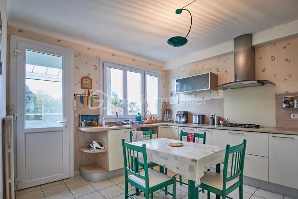 Située au coeur d'Etables-sur-Mer, venez découvrir cette belle maison idéalement située avec toutes les commodités et la plage accessibles à pied.

Implantée sur un terrain arboré de plus de 1300m2, cette maison sur sous-sol total vous offre une vie de plain pied avec au rez-de-chaussée : une entrée desservant un salon/salle à manger avec cheminée et accès à un balcon/terrasse exposé Sud, une cuisine indépendante aménagée et équipée, 3 chambres dont une avec salle d'eau privative, une salle de bain et un WC indépendant.
A l'étage, un couloir dessert 2 chambres, une salle d'eau avec WC et un grand grenier aménageable déjà isolé, vous offrant un potentiel d'agrandissement de près de 30m2 habitables supplémentaires.

Le sous-sol semi-enterré, quant à lui, vous permettra de stationner vos véhicules et vous offrira une très grande capacité de stockage avec sa cave, sa buanderie et sa chaufferie.

Equipements de la maison : raccord au tout à l'égout, portail électrique, fenêtres PVC double vitrage au RDC, tableau électrique récent, pignon nord isolé par l'extérieur, isolation du plancher du RDC par le sous-sol, isolation des combles, chaudière fioul pouvant être facilement remplacée par une pompe à chaleur si vous souhaitez optimiser la performance énergétique.

Pour toute information supplémentaire ou prise de rendez-vous, n'hésitez pas à me contacter : Marion BARBEY - 06 89 29 41 54