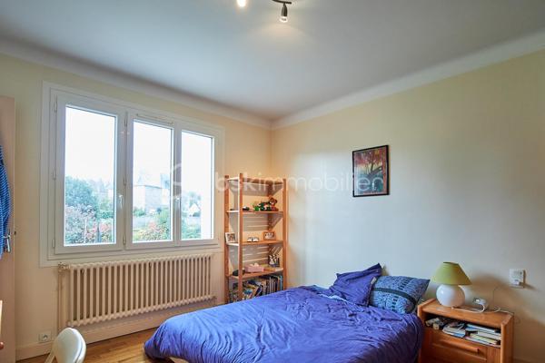 Située au coeur d'Etables-sur-Mer, venez découvrir cette belle maison idéalement située avec toutes les commodités et la plage accessibles à pied.

Implantée sur un terrain arboré de plus de 1300m2, cette maison sur sous-sol total vous offre une vie de plain pied avec au rez-de-chaussée : une entrée desservant un salon/salle à manger avec cheminée et accès à un balcon/terrasse exposé Sud, une cuisine indépendante aménagée et équipée, 3 chambres dont une avec salle d'eau privative, une salle de bain et un WC indépendant.
A l'étage, un couloir dessert 2 chambres, une salle d'eau avec WC et un grand grenier aménageable déjà isolé, vous offrant un potentiel d'agrandissement de près de 30m2 habitables supplémentaires.

Le sous-sol semi-enterré, quant à lui, vous permettra de stationner vos véhicules et vous offrira une très grande capacité de stockage avec sa cave, sa buanderie et sa chaufferie.

Equipements de la maison : raccord au tout à l'égout, portail électrique, fenêtres PVC double vitrage au RDC, tableau électrique récent, pignon nord isolé par l'extérieur, isolation du plancher du RDC par le sous-sol, isolation des combles, chaudière fioul pouvant être facilement remplacée par une pompe à chaleur si vous souhaitez optimiser la performance énergétique.

Pour toute information supplémentaire ou prise de rendez-vous, n'hésitez pas à me contacter : Marion BARBEY - 06 89 29 41 54