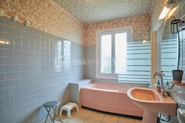 Située au coeur d'Etables-sur-Mer, venez découvrir cette belle maison idéalement située avec toutes les commodités et la plage accessibles à pied.

Implantée sur un terrain arboré de plus de 1300m2, cette maison sur sous-sol total vous offre une vie de plain pied avec au rez-de-chaussée : une entrée desservant un salon/salle à manger avec cheminée et accès à un balcon/terrasse exposé Sud, une cuisine indépendante aménagée et équipée, 3 chambres dont une avec salle d'eau privative, une salle de bain et un WC indépendant.
A l'étage, un couloir dessert 2 chambres, une salle d'eau avec WC et un grand grenier aménageable déjà isolé, vous offrant un potentiel d'agrandissement de près de 30m2 habitables supplémentaires.

Le sous-sol semi-enterré, quant à lui, vous permettra de stationner vos véhicules et vous offrira une très grande capacité de stockage avec sa cave, sa buanderie et sa chaufferie.

Equipements de la maison : raccord au tout à l'égout, portail électrique, fenêtres PVC double vitrage au RDC, tableau électrique récent, pignon nord isolé par l'extérieur, isolation du plancher du RDC par le sous-sol, isolation des combles, chaudière fioul pouvant être facilement remplacée par une pompe à chaleur si vous souhaitez optimiser la performance énergétique.

Pour toute information supplémentaire ou prise de rendez-vous, n'hésitez pas à me contacter : Marion BARBEY - 06 89 29 41 54