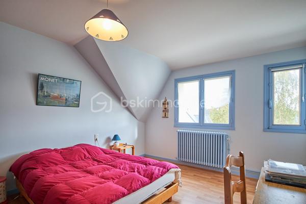 Située au coeur d'Etables-sur-Mer, venez découvrir cette belle maison idéalement située avec toutes les commodités et la plage accessibles à pied.

Implantée sur un terrain arboré de plus de 1300m2, cette maison sur sous-sol total vous offre une vie de plain pied avec au rez-de-chaussée : une entrée desservant un salon/salle à manger avec cheminée et accès à un balcon/terrasse exposé Sud, une cuisine indépendante aménagée et équipée, 3 chambres dont une avec salle d'eau privative, une salle de bain et un WC indépendant.
A l'étage, un couloir dessert 2 chambres, une salle d'eau avec WC et un grand grenier aménageable déjà isolé, vous offrant un potentiel d'agrandissement de près de 30m2 habitables supplémentaires.

Le sous-sol semi-enterré, quant à lui, vous permettra de stationner vos véhicules et vous offrira une très grande capacité de stockage avec sa cave, sa buanderie et sa chaufferie.

Equipements de la maison : raccord au tout à l'égout, portail électrique, fenêtres PVC double vitrage au RDC, tableau électrique récent, pignon nord isolé par l'extérieur, isolation du plancher du RDC par le sous-sol, isolation des combles, chaudière fioul pouvant être facilement remplacée par une pompe à chaleur si vous souhaitez optimiser la performance énergétique.

Pour toute information supplémentaire ou prise de rendez-vous, n'hésitez pas à me contacter : Marion BARBEY - 06 89 29 41 54