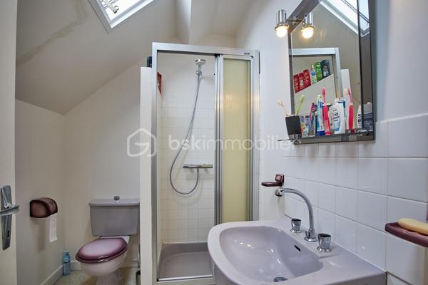 Située au coeur d'Etables-sur-Mer, venez découvrir cette belle maison idéalement située avec toutes les commodités et la plage accessibles à pied.

Implantée sur un terrain arboré de plus de 1300m2, cette maison sur sous-sol total vous offre une vie de plain pied avec au rez-de-chaussée : une entrée desservant un salon/salle à manger avec cheminée et accès à un balcon/terrasse exposé Sud, une cuisine indépendante aménagée et équipée, 3 chambres dont une avec salle d'eau privative, une salle de bain et un WC indépendant.
A l'étage, un couloir dessert 2 chambres, une salle d'eau avec WC et un grand grenier aménageable déjà isolé, vous offrant un potentiel d'agrandissement de près de 30m2 habitables supplémentaires.

Le sous-sol semi-enterré, quant à lui, vous permettra de stationner vos véhicules et vous offrira une très grande capacité de stockage avec sa cave, sa buanderie et sa chaufferie.

Equipements de la maison : raccord au tout à l'égout, portail électrique, fenêtres PVC double vitrage au RDC, tableau électrique récent, pignon nord isolé par l'extérieur, isolation du plancher du RDC par le sous-sol, isolation des combles, chaudière fioul pouvant être facilement remplacée par une pompe à chaleur si vous souhaitez optimiser la performance énergétique.

Pour toute information supplémentaire ou prise de rendez-vous, n'hésitez pas à me contacter : Marion BARBEY - 06 89 29 41 54