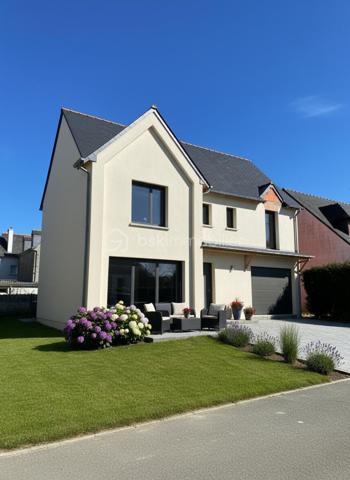 EXCLUSIVITÉ — SAINT-LUNAIRE
MAISON CONTEMPORAINE NEUVE À QUELQUES PAS DE LA PLAGE DE LA FOURBERIE
ENVIRONNEMENT PRIVILÉGIÉ • CALME ABSOLU • PRESTATIONS PERSONNALISABLES

À l’abri des regards, au cœur d’une impasse confidentielle particulièrement recherchée, découvrez cette élégante maison contemporaine en cours de réalisation, idéalement située à seulement quelques minutes à pied de la plage de la Fourberie.

Alliance parfaite entre élégance architecturale, confort moderne et douceur de vivre en bord de mer, cette propriété bénéficie d’un emplacement rare et privilégié dans l’un des secteurs les plus convoités de Saint-Lunaire.

Actuellement au stade des finitions intérieures, la livraison est prévue pour le dernier trimestre 2026.

Cette acquisition représente une opportunité exceptionnelle de personnaliser votre future résidence selon vos envies :
revêtements de sol, faïences, ambiances intérieures et prestations de finition pourront être sélectionnés afin de créer un lieu de vie unique et entièrement à votre image.

UNE PROPRIÉTÉ CONTEMPORAINE AUX PRESTATIONS SOIGNÉES

Réalisée selon les dernières normes RE2020, cette maison offre une qualité de construction moderne ainsi qu’un excellent niveau de performance énergétique grâce à sa pompe à chaleur dernière génération.

Les volumes ont été pensés pour offrir confort, luminosité et fluidité des espaces.

Le rez-de-chaussée dévoile :
• Une vaste pièce de réception baignée de lumière grâce à ses larges ouvertures
• Une cuisine ouverte aux lignes contemporaines
• Un vestiaire intégré
• Un cellier avec accès direct au garage
• Des toilettes indépendantes
• Une élégante suite de plain-pied avec salle d’eau privative

À l’étage :
• Un palier distribuant harmonieusement l’espace nuit
• Deux chambres avec rangements
• Une salle de bains
• Des toilettes indépendantes
• Une superbe suite parentale avec salle de bains privative

LES ATOUTS RARES DE CETTE PROPRIÉTÉ

• Adresse recherchée à Saint-Lunaire
• Plage accessible à pied
• Environnement résidentiel et préservé
• Impasse calme et sécurisée
• Maison neuve contemporaine
• Normes RE2020
• Pompe à chaleur
• Prestations personnalisables
• Vie de plain-pied possible
• Suite parentale
• Garage et espaces annexes
• Fort potentiel patrimonial
• Valorisation importante à la livraison

Cette propriété conviendra parfaitement à une résidence principale haut de gamme, une élégante maison secondaire en bord de mer ou un investissement patrimonial de qualité.

Bien rare sur le marché.

Julien Monteleone
Manager & Conseiller immobilier
07 71 32 69 50