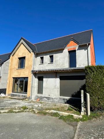 EXCLUSIVITÉ — SAINT-LUNAIRE
MAISON CONTEMPORAINE NEUVE À QUELQUES PAS DE LA PLAGE DE LA FOURBERIE
ENVIRONNEMENT PRIVILÉGIÉ • CALME ABSOLU • PRESTATIONS PERSONNALISABLES

À l’abri des regards, au cœur d’une impasse confidentielle particulièrement recherchée, découvrez cette élégante maison contemporaine en cours de réalisation, idéalement située à seulement quelques minutes à pied de la plage de la Fourberie.

Alliance parfaite entre élégance architecturale, confort moderne et douceur de vivre en bord de mer, cette propriété bénéficie d’un emplacement rare et privilégié dans l’un des secteurs les plus convoités de Saint-Lunaire.

Actuellement au stade des finitions intérieures, la livraison est prévue pour le dernier trimestre 2026.

Cette acquisition représente une opportunité exceptionnelle de personnaliser votre future résidence selon vos envies :
revêtements de sol, faïences, ambiances intérieures et prestations de finition pourront être sélectionnés afin de créer un lieu de vie unique et entièrement à votre image.

UNE PROPRIÉTÉ CONTEMPORAINE AUX PRESTATIONS SOIGNÉES

Réalisée selon les dernières normes RE2020, cette maison offre une qualité de construction moderne ainsi qu’un excellent niveau de performance énergétique grâce à sa pompe à chaleur dernière génération.

Les volumes ont été pensés pour offrir confort, luminosité et fluidité des espaces.

Le rez-de-chaussée dévoile :
• Une vaste pièce de réception baignée de lumière grâce à ses larges ouvertures
• Une cuisine ouverte aux lignes contemporaines
• Un vestiaire intégré
• Un cellier avec accès direct au garage
• Des toilettes indépendantes
• Une élégante suite de plain-pied avec salle d’eau privative

À l’étage :
• Un palier distribuant harmonieusement l’espace nuit
• Deux chambres avec rangements
• Une salle de bains
• Des toilettes indépendantes
• Une superbe suite parentale avec salle de bains privative

LES ATOUTS RARES DE CETTE PROPRIÉTÉ

• Adresse recherchée à Saint-Lunaire
• Plage accessible à pied
• Environnement résidentiel et préservé
• Impasse calme et sécurisée
• Maison neuve contemporaine
• Normes RE2020
• Pompe à chaleur
• Prestations personnalisables
• Vie de plain-pied possible
• Suite parentale
• Garage et espaces annexes
• Fort potentiel patrimonial
• Valorisation importante à la livraison

Cette propriété conviendra parfaitement à une résidence principale haut de gamme, une élégante maison secondaire en bord de mer ou un investissement patrimonial de qualité.

Bien rare sur le marché.

Julien Monteleone
Manager & Conseiller immobilier
07 71 32 69 50