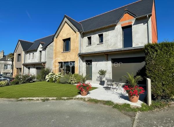 EXCLUSIVITÉ — SAINT-LUNAIRE
MAISON CONTEMPORAINE NEUVE À QUELQUES PAS DE LA PLAGE DE LA FOURBERIE
ENVIRONNEMENT PRIVILÉGIÉ • CALME ABSOLU • PRESTATIONS PERSONNALISABLES

À l’abri des regards, au cœur d’une impasse confidentielle particulièrement recherchée, découvrez cette élégante maison contemporaine en cours de réalisation, idéalement située à seulement quelques minutes à pied de la plage de la Fourberie.

Alliance parfaite entre élégance architecturale, confort moderne et douceur de vivre en bord de mer, cette propriété bénéficie d’un emplacement rare et privilégié dans l’un des secteurs les plus convoités de Saint-Lunaire.

Actuellement au stade des finitions intérieures, la livraison est prévue pour le dernier trimestre 2026.

Cette acquisition représente une opportunité exceptionnelle de personnaliser votre future résidence selon vos envies :
revêtements de sol, faïences, ambiances intérieures et prestations de finition pourront être sélectionnés afin de créer un lieu de vie unique et entièrement à votre image.

UNE PROPRIÉTÉ CONTEMPORAINE AUX PRESTATIONS SOIGNÉES

Réalisée selon les dernières normes RE2020, cette maison offre une qualité de construction moderne ainsi qu’un excellent niveau de performance énergétique grâce à sa pompe à chaleur dernière génération.

Les volumes ont été pensés pour offrir confort, luminosité et fluidité des espaces.

Le rez-de-chaussée dévoile :
• Une vaste pièce de réception baignée de lumière grâce à ses larges ouvertures
• Une cuisine ouverte aux lignes contemporaines
• Un vestiaire intégré
• Un cellier avec accès direct au garage
• Des toilettes indépendantes
• Une élégante suite de plain-pied avec salle d’eau privative

À l’étage :
• Un palier distribuant harmonieusement l’espace nuit
• Deux chambres avec rangements
• Une salle de bains
• Des toilettes indépendantes
• Une superbe suite parentale avec salle de bains privative

LES ATOUTS RARES DE CETTE PROPRIÉTÉ

• Adresse recherchée à Saint-Lunaire
• Plage accessible à pied
• Environnement résidentiel et préservé
• Impasse calme et sécurisée
• Maison neuve contemporaine
• Normes RE2020
• Pompe à chaleur
• Prestations personnalisables
• Vie de plain-pied possible
• Suite parentale
• Garage et espaces annexes
• Fort potentiel patrimonial
• Valorisation importante à la livraison

Cette propriété conviendra parfaitement à une résidence principale haut de gamme, une élégante maison secondaire en bord de mer ou un investissement patrimonial de qualité.

Bien rare sur le marché.

Julien Monteleone
Manager & Conseiller immobilier
07 71 32 69 50