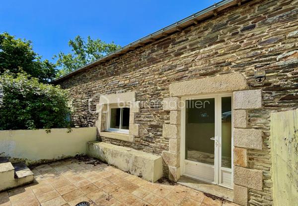 À environ 5 minutes de Ploërmel et à proximité immédiate d’un axe départemental, cet ensemble immobilier composé de deux maisons identiques représente une belle opportunité d’investissement locatif.

Chaque habitation comprend : 
     - Au rez-de-chaussée : une cuisine aménagée et équipée ouverte sur un vaste séjour lumineux ainsi qu’un local technique et WC indépendants. 
     - 1er étage : trois chambres, une salle de bain indépendante et WC séparés. 
     - 2ème étage : deux chambres supplémentaires ainsi qu’une salle d’eau avec WC.

Chaque maison bénéficie également d’une terrasse, d’un jardin privatif et d’un garage indépendant, le tout sur un terrain d'environ 1 700 m².

Pensé pour une gestion locative simplifiée, l’ensemble dispose pour chaque habitation de compteurs d’eau et EDF séparés ainsi que d’un système d’assainissement indépendant. 

Libre d’occupants, ce bien offre de nombreuses possibilités : location longue durée, colocation, location saisonnière ou gîtes.

Potentiel locatif estimé entre 1 800 € et 2 000 € / mois.