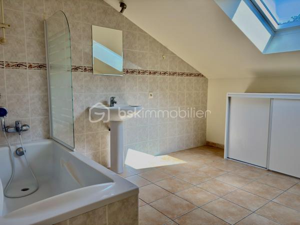 À environ 5 minutes de Ploërmel et à proximité immédiate d’un axe départemental, cet ensemble immobilier composé de deux maisons identiques représente une belle opportunité d’investissement locatif.

Chaque habitation comprend : 
     - Au rez-de-chaussée : une cuisine aménagée et équipée ouverte sur un vaste séjour lumineux ainsi qu’un local technique et WC indépendants. 
     - 1er étage : trois chambres, une salle de bain indépendante et WC séparés. 
     - 2ème étage : deux chambres supplémentaires ainsi qu’une salle d’eau avec WC.

Chaque maison bénéficie également d’une terrasse, d’un jardin privatif et d’un garage indépendant, le tout sur un terrain d'environ 1 700 m².

Pensé pour une gestion locative simplifiée, l’ensemble dispose pour chaque habitation de compteurs d’eau et EDF séparés ainsi que d’un système d’assainissement indépendant. 

Libre d’occupants, ce bien offre de nombreuses possibilités : location longue durée, colocation, location saisonnière ou gîtes.

Potentiel locatif estimé entre 1 800 € et 2 000 € / mois.
