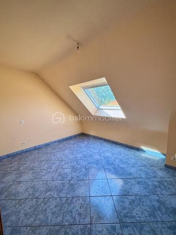 À environ 5 minutes de Ploërmel et à proximité immédiate d’un axe départemental, cet ensemble immobilier composé de deux maisons identiques représente une belle opportunité d’investissement locatif.

Chaque habitation comprend : 
     - Au rez-de-chaussée : une cuisine aménagée et équipée ouverte sur un vaste séjour lumineux ainsi qu’un local technique et WC indépendants. 
     - 1er étage : trois chambres, une salle de bain indépendante et WC séparés. 
     - 2ème étage : deux chambres supplémentaires ainsi qu’une salle d’eau avec WC.

Chaque maison bénéficie également d’une terrasse, d’un jardin privatif et d’un garage indépendant, le tout sur un terrain d'environ 1 700 m².

Pensé pour une gestion locative simplifiée, l’ensemble dispose pour chaque habitation de compteurs d’eau et EDF séparés ainsi que d’un système d’assainissement indépendant. 

Libre d’occupants, ce bien offre de nombreuses possibilités : location longue durée, colocation, location saisonnière ou gîtes.

Potentiel locatif estimé entre 1 800 € et 2 000 € / mois.