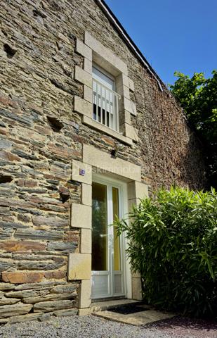 À environ 5 minutes de Ploërmel et à proximité immédiate d’un axe départemental, cet ensemble immobilier composé de deux maisons identiques représente une belle opportunité d’investissement locatif.

Chaque habitation comprend : 
     - Au rez-de-chaussée : une cuisine aménagée et équipée ouverte sur un vaste séjour lumineux ainsi qu’un local technique et WC indépendants. 
     - 1er étage : trois chambres, une salle de bain indépendante et WC séparés. 
     - 2ème étage : deux chambres supplémentaires ainsi qu’une salle d’eau avec WC.

Chaque maison bénéficie également d’une terrasse, d’un jardin privatif et d’un garage indépendant, le tout sur un terrain d'environ 1 700 m².

Pensé pour une gestion locative simplifiée, l’ensemble dispose pour chaque habitation de compteurs d’eau et EDF séparés ainsi que d’un système d’assainissement indépendant. 

Libre d’occupants, ce bien offre de nombreuses possibilités : location longue durée, colocation, location saisonnière ou gîtes.

Potentiel locatif estimé entre 1 800 € et 2 000 € / mois.