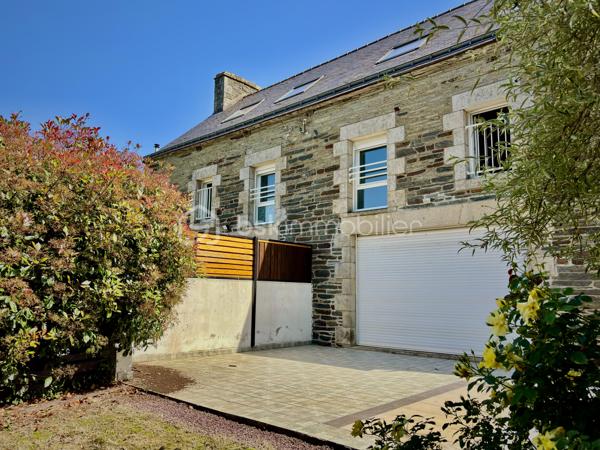 À environ 5 minutes de Ploërmel et à proximité immédiate d’un axe départemental, cet ensemble immobilier composé de deux maisons identiques représente une belle opportunité d’investissement locatif.

Chaque habitation comprend : 
     - Au rez-de-chaussée : une cuisine aménagée et équipée ouverte sur un vaste séjour lumineux ainsi qu’un local technique et WC indépendants. 
     - 1er étage : trois chambres, une salle de bain indépendante et WC séparés. 
     - 2ème étage : deux chambres supplémentaires ainsi qu’une salle d’eau avec WC.

Chaque maison bénéficie également d’une terrasse, d’un jardin privatif et d’un garage indépendant, le tout sur un terrain d'environ 1 700 m².

Pensé pour une gestion locative simplifiée, l’ensemble dispose pour chaque habitation de compteurs d’eau et EDF séparés ainsi que d’un système d’assainissement indépendant. 

Libre d’occupants, ce bien offre de nombreuses possibilités : location longue durée, colocation, location saisonnière ou gîtes.

Potentiel locatif estimé entre 1 800 € et 2 000 € / mois.